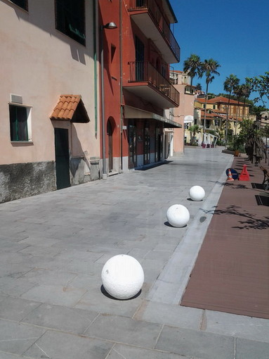 Imperia: mancano adeguate segnalazioni e le auto accedono all'isola pedonale di Porto Maurizio rovinandola Imperia: mancano adeguate segnalazioni e le auto accedono all'isola pedonale di Porto Maurizio rovinandola