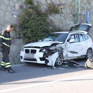 Sanremo: scontro frontale tra due auto al confine con Ospedaletti, cinque feriti e macchine distrutte (Foto)