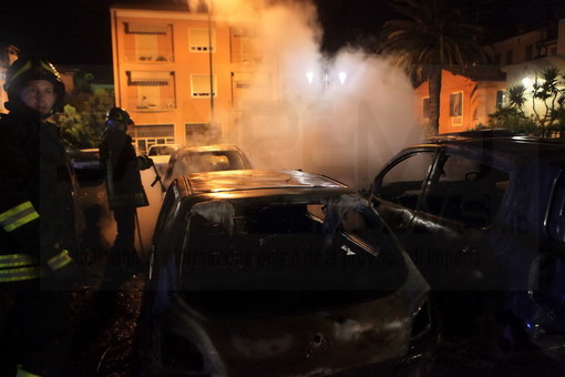 Vallecrosia: rogo di auto stanotte in via San Vincenzo, coinvolte 14 vetture di cui 7 distrutte Vallecrosia: rogo di auto stanotte in via San Vincenzo, coinvolte 14 vetture di cui 7 distrutte