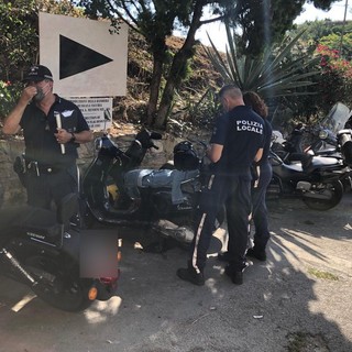 Sanremo: incidente sulla strada per Bussana Vecchia, 19enne perde il controllo della moto e finisce contro un'auto (Foto)