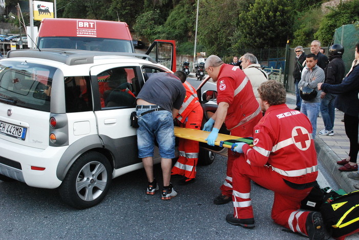 Sanremo: scontro auto-furgone in via Pietro Agosti, ferito l'ex rallysta Amiilcare Ballestrieri Sanremo: scontro auto-furgone in via Pietro Agosti, ferito l'ex rallysta Amiilcare Ballestrieri