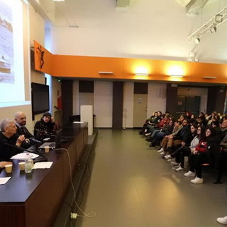 Gli alunni del 'Fermi-Polo-Montale' all'incontro con Agnese la figlia dello statista Aldo Moro Gli alunni del 'Fermi-Polo-Montale' all'incontro con Agnese la figlia dello statista Aldo Moro