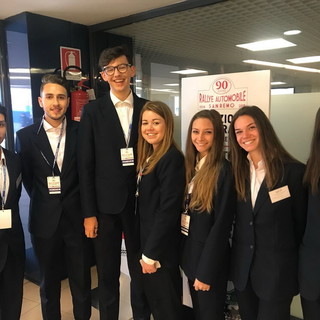 Gli studenti dell’istituto tecnico turistico di Sanremo coinvolti nell’organizzazione del rally Gli studenti dell’istituto tecnico turistico di Sanremo coinvolti nell’organizzazione del rally