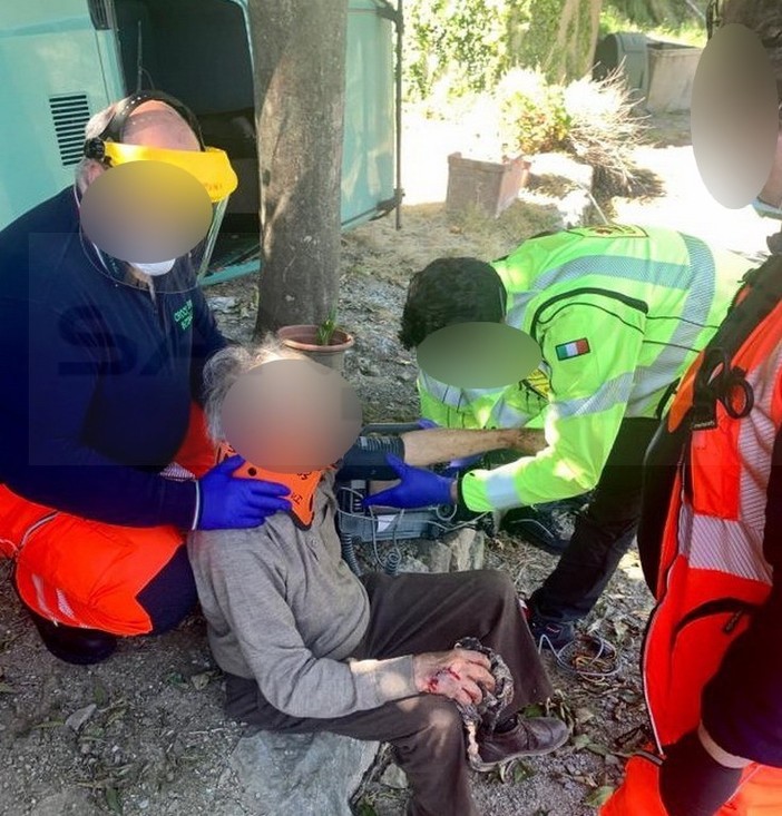 Ventimiglia: finisce fuori strada con la Panda su una strada di campagna, 92enne soccorso da Vvf e Croce Verde (Foto)