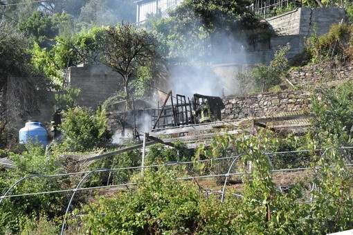 Sanremo: a fuoco un magazzino nella zona di San Giacomo, intervento dei Vigili del Fuoco (Foto)