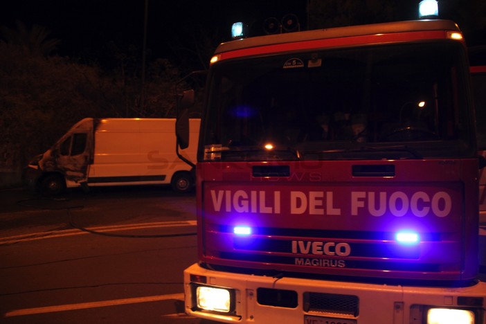 Cervo: due abitazioni evacuate in via Aurelia vicino all'ex stazione per un incendio divampato stasera