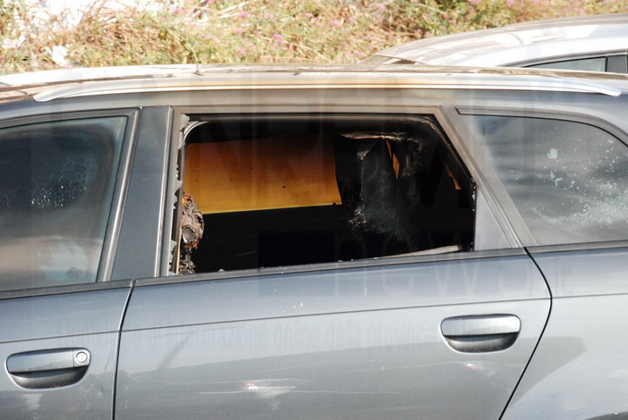 Camporosso: Audi A3 di un agente della Stradale distrutta da un incendio questa notte nel parcheggio di via Piave Camporosso: Audi A3 di un agente della Stradale distrutta da un incendio questa notte nel parcheggio di via Piave