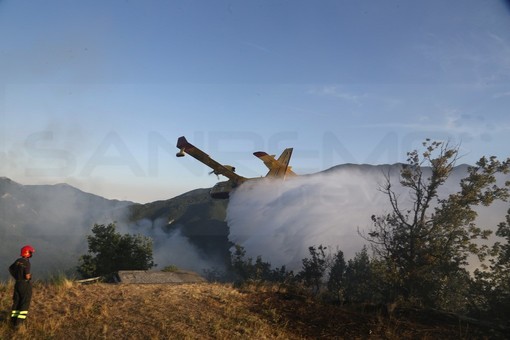Costa Azzurra: si contano i danni degli incendi di inizio settimana ma le fiamme riprendono a tratti