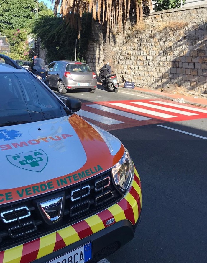 Ventimiglia: scontro tra moto e bici in corso Genova, 70enne portato in elicottero a Pietra Ligure (Foto) Ventimiglia: scontro tra moto e bici in corso Genova, 70enne portato in elicottero a Pietra Ligure (Foto)