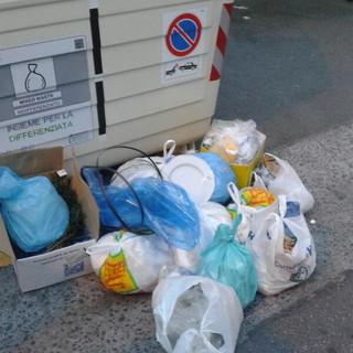 Riva Ligure: nuovi cassonetti per la differenziata ma chi butta l'immondizia la getta all'esterno Riva Ligure: nuovi cassonetti per la differenziata ma chi butta l'immondizia la getta all'esterno