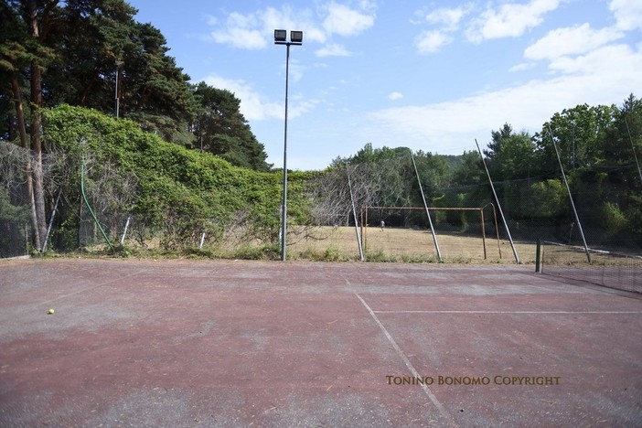 Bajardo: impianti sportivi in pessime condizioni, situazione di degrado dove servirebbe manutenzione (Foto) Bajardo: impianti sportivi in pessime condizioni, situazione di degrado dove servirebbe manutenzione (Foto)