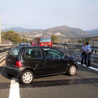 Sanremo: auto fuori controllo sbatte contro il guard rail all'uscita dell'Aurelia Bis in valle Armea, lievemente ferito il conducente (foto) Sanremo: auto fuori controllo sbatte contro il guard rail all'uscita dell'Aurelia Bis in valle Armea, lievemente ferito il conducente (foto)