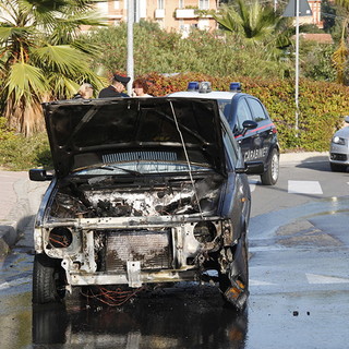 Arma di Taggia: auto prende fuoco poco fuori dal Conad, le due donne a bordo riescono a mettersi in salvo