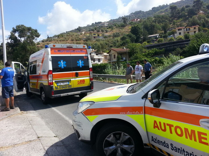 San Biagio della Cima: auto 'aggancia' una moto, anziano trasportato in elicottero al Santa Corona