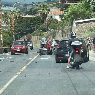 Sanremo: scontro tra auto e scooter in corso Mazzini, lievi escoriazioni per un giovane (Foto)