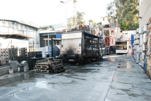 Sanremo: camion della Do.Re.Ca. a fuoco questa notte nel deposito di Valle Armea Sanremo: camion della Do.Re.Ca. a fuoco questa notte nel deposito di Valle Armea