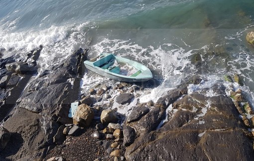 Sanremo: piccola imbarcazione alla deriva sulla scogliera dei 'Tre Ponti', indagini in corso (Foto e Video)