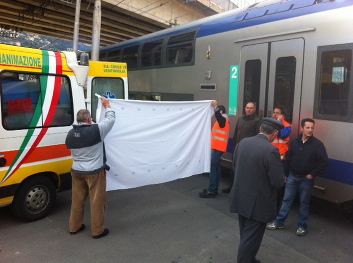 Ventimiglia: identificato l'uomo finito ieri sotto al treno, è un 85enne, è stato un incidente