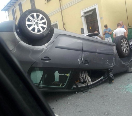Imperia: auto si cappotta all'incrocio tra via Nazionale e corso Dante (Foto)