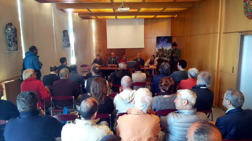 Imperia incontra il Sindaco di Avigliana: Capacci "Noi l'accoglienza diffusa l'abbiamo già, molti comuni sono inadempienti!" (Foto e Video) Imperia incontra il Sindaco di Avigliana: Capacci "Noi l'accoglienza diffusa l'abbiamo già, molti comuni sono inadempienti!" (Foto e Video)