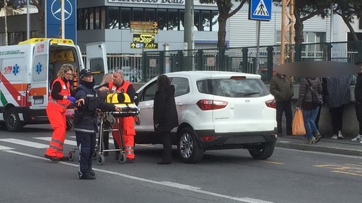 Taggia: tamponamento tra due auto in via San Francesco di fronte al Comune, un ferito lieve (Foto)