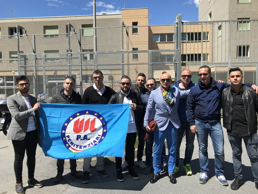 Sanremo: la denuncia della UilPa all'Assessore Berrino "290 detenuti tra poco sfonderanno le mura di cinta" (Foto e Video) Sanremo: la denuncia della UilPa all'Assessore Berrino "290 detenuti tra poco sfonderanno le mura di cinta" (Foto e Video)