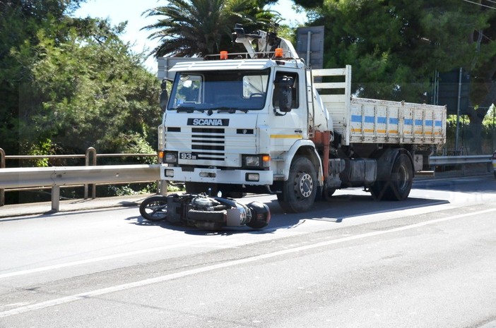 Sanremo: incidente sull'Aurelia a Bussana, ragazza su uno scooter si scontra con un'auto Sanremo: incidente sull'Aurelia a Bussana, ragazza su uno scooter si scontra con un'auto