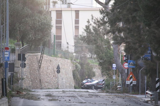 Forte vento stanotte sulla provincia: colpita Sanremo, Aurelia chiusa alla Vesca per alberi pericolanti (Foto e Video) Forte vento stanotte sulla provincia: colpita Sanremo, Aurelia chiusa alla Vesca per alberi pericolanti (Foto e Video)