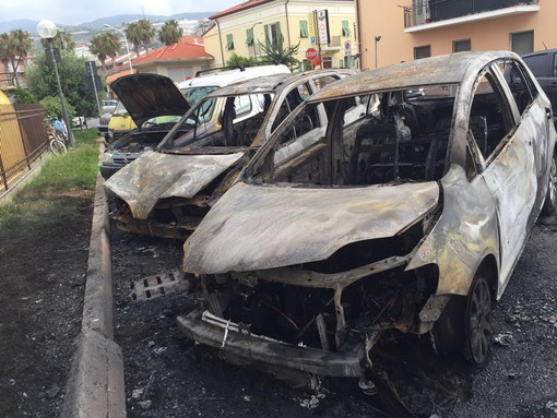 Riva Ligure: due auto distrutte da un incendio questa notte in corso Villaregia, intervento dei Vigli del Fuoco (Foto)