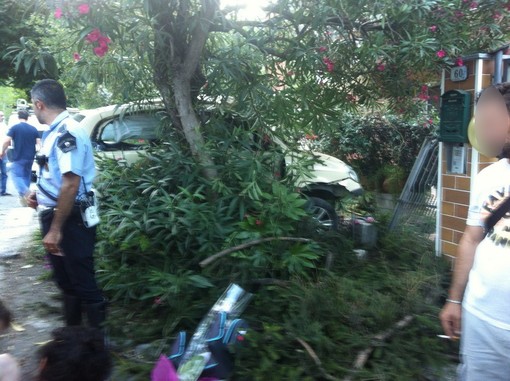 Ventimiglia: macchina finisce fuori strada in località Trucco, l'appello di una nostra lettrice