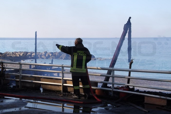Bordighera: distrutti stanotte da un incendio i bagni 'Argentina' di lungomare Argentina, intervento dei VVF