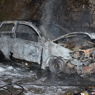 Arma di Taggia: auto distrutta dalle fiamme questa sera nel parcheggio di un condominio