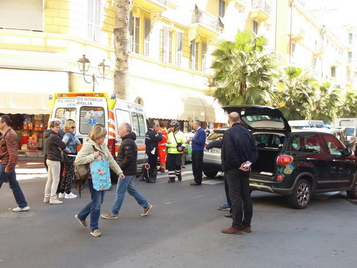 Ventimiglia: donna di 88 anni investita sulle strisce in via Roma, trasportata in ospedale a Bordighera Ventimiglia: donna di 88 anni investita sulle strisce in via Roma, trasportata in ospedale a Bordighera