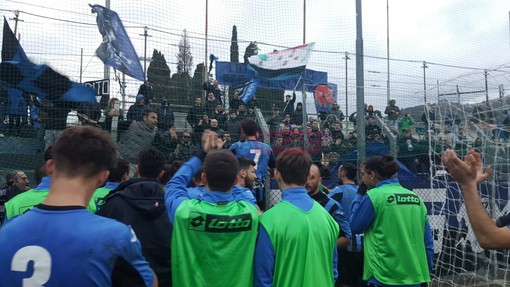 I giocatori dell'Imperia festeggiano sotto la curva neroazzurra dopo la vittoria contro l'Albenga