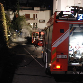 Ospedaletti: altre due auto date alle fiamme in via Degli Ulivi, cresce la psicosi del 'piromane'
