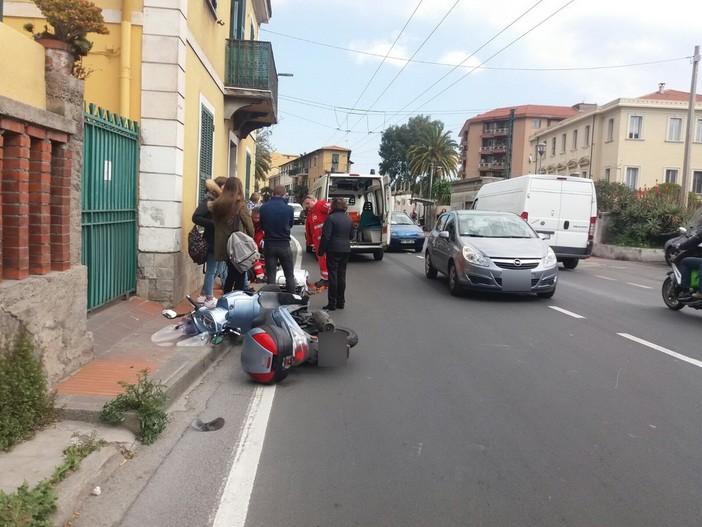 Ventimiglia: auto esce dal benzinaio mentre arriva uno scooter, 16enne ferita e portata in ospedale Ventimiglia: auto esce dal benzinaio mentre arriva uno scooter, 16enne ferita e portata in ospedale