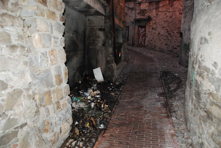 Sanremo: incendio ad un cassonetto dell'immondizia a Poggio, intervento dei VVF