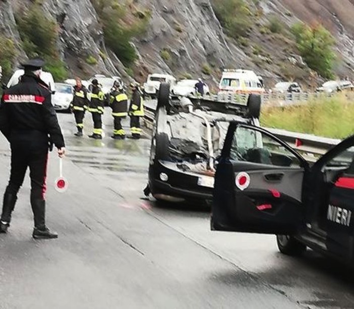 Auto si ribalta in serata tra Isolabona e Dolceacqua, il bilancio è di un ferito (Foto) Auto si ribalta in serata tra Isolabona e Dolceacqua, il bilancio è di un ferito (Foto)
