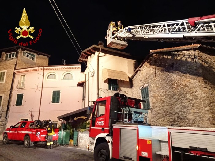 Bordighera: incendio ad una canna fumaria a Borghetto San Nicolò, intervento dei Vigili del Fuoco (Foto) Bordighera: incendio ad una canna fumaria a Borghetto San Nicolò, intervento dei Vigili del Fuoco (Foto)