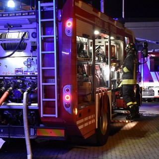 Sanremo: tetto in fiamme ieri sera in frazione Poggio, due ore di intervento per i Vigili del Fuoco