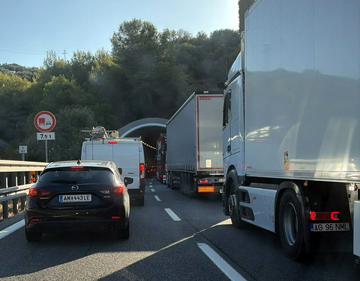 Incidente sull’A10 tra Imperia Ovest e Arma di Taggia: un ferito, coda di un chilometro verso la Francia Incidente sull’A10 tra Imperia Ovest e Arma di Taggia: un ferito, coda di un chilometro verso la Francia
