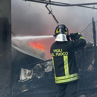 Ventimiglia sotto assedio delle fiamme: tre roghi lungo il Roya, case evacuate e città bloccata (Foto e Video)