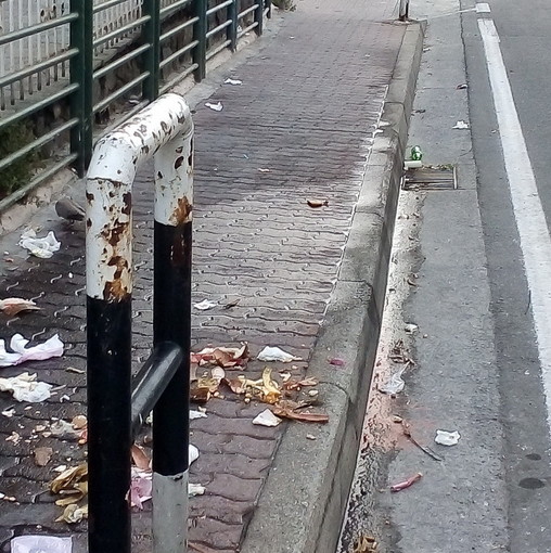 Sanremo: immondizia abbandonata in via San Francesco, un lettore "Fare due passi in più no?" (Foto) Sanremo: immondizia abbandonata in via San Francesco, un lettore "Fare due passi in più no?" (Foto)