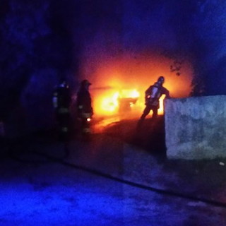 Ventimiglia: auto in fiamme in frazione Varase, intervento dei Vigili del Fuoco in serata