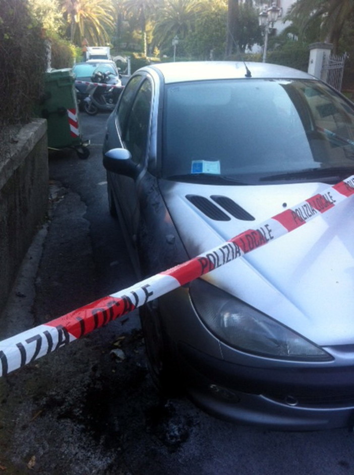 Bordighera: due auto parzialmente distrutte da un incendio nella notte in corso Regina Margherita