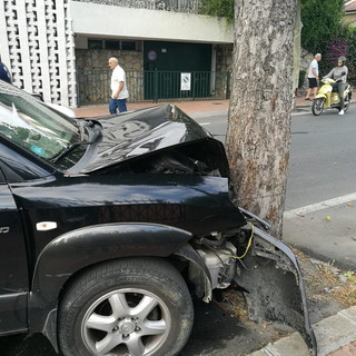 Bordighera: perde il controllo del Suv e finisce contro un albero, grave incidente sulla via Romana (Foto)