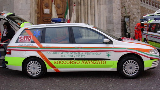 Ventimiglia: due giovani in moto contro l&amp;#039;auto, lievi f
