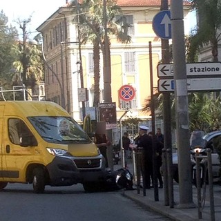 Sanremo: forse una manovra errata, furgone investe uno scooter in corso Cavallotti (Foto)
