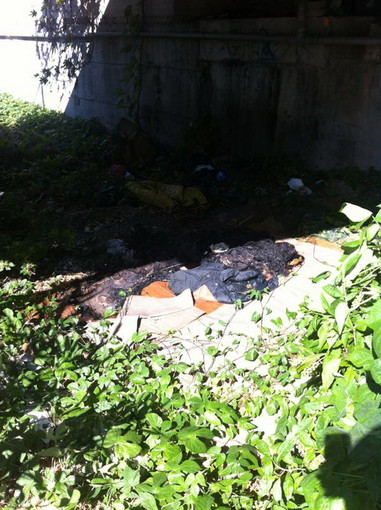 Sanremo: alcuni materassi a fuoco questo pomeriggio sotto il ponte della ciclabile a San Martino