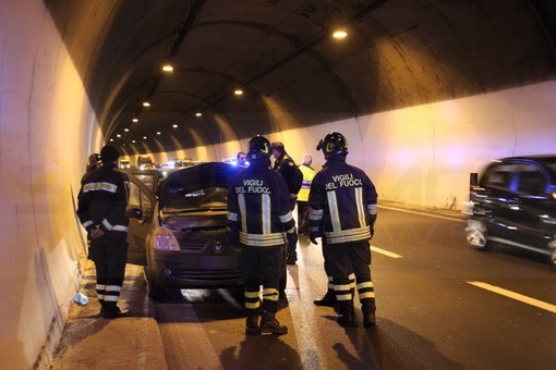 Sanremo: principio di incendio su un'auto all'interno di una galleria sull'Aurelia Bis (Foto)